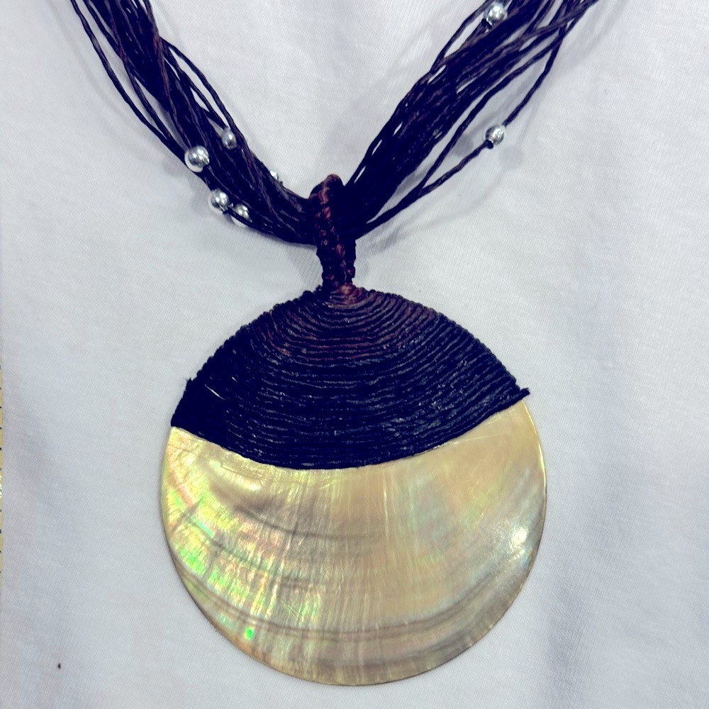 Large shell and waxed fiber necklace